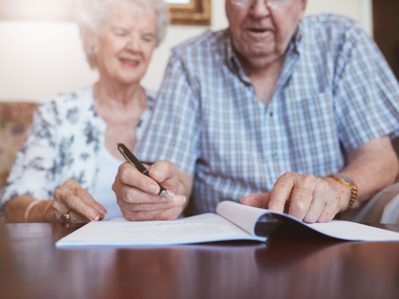 To eldre mennesker som signerer testament